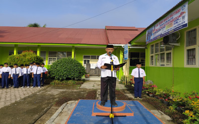 MTsN 9 Tanah Datar Laksanakan Upacara Bendera Perdana Pasca Libur Ramadhan