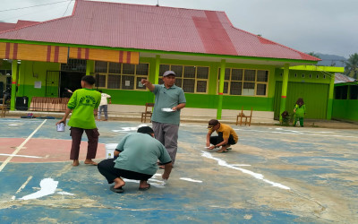 Teladan Kepemimpinan ,Kepala MTsN 9 Tanah Datar ikut Goro membersihkan lingkungan Madrasah