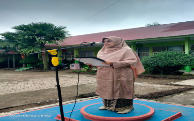 Kepala MTsN 9 Tanah Datar Dra.Hj.Syafniati Bertindak Sebagai Pembina Upacara Hardiknas
