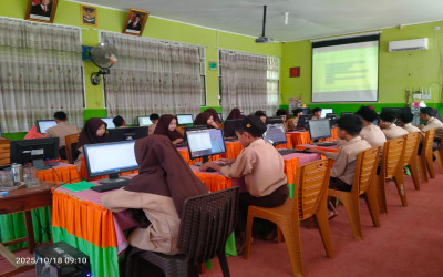 Pemanfaatan Laboratarium Komputer MTN 9 Tanah Datar Tingkatkan Literasi Digital Siswa
