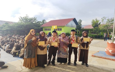 Kepala MTsN 9 Tanah Datar Berikan Reward Harian kepada Peraih Nilai Tertinggi PAT 2026