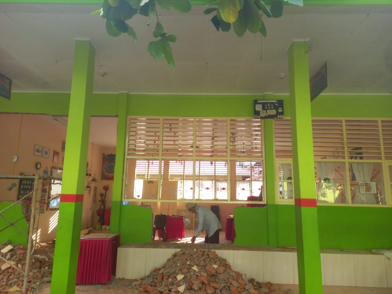 Tingkatkan pelayanan Kepala MTsN 9 Tanah Datar  Benahi sarana dan prasarana madrasah salah satunya adalah Ruang PTSP