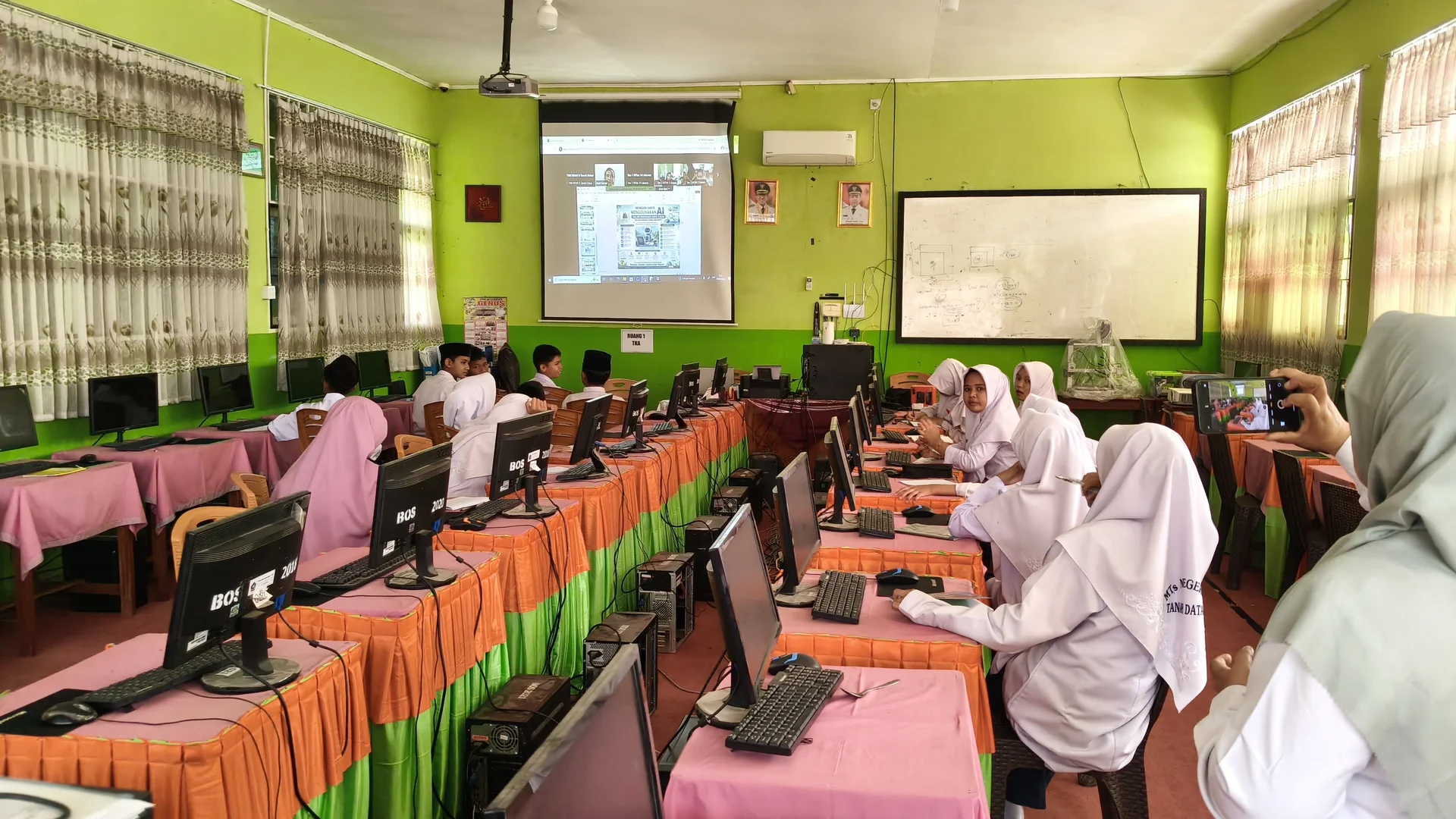 20 Murid MTsN 9 Tanah Datar Ikuti Klinik OMI Riset 